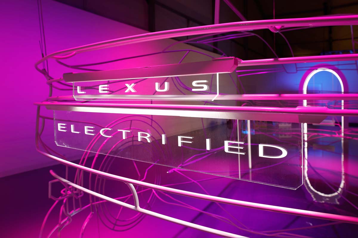 لكزس تكشف في معرض ميامي للتصميم عن رؤيتها المستقبلية التي تركز على الإنسان والسيارات الكهربائية المحايدة للكربون