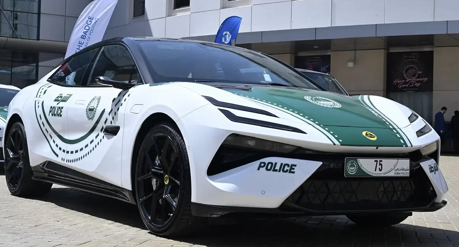 شرطة دبي تكشف عن لوتس إيميا-أس الكهربائية بالكامل ضمن أسطول الدوريات الفاخرة